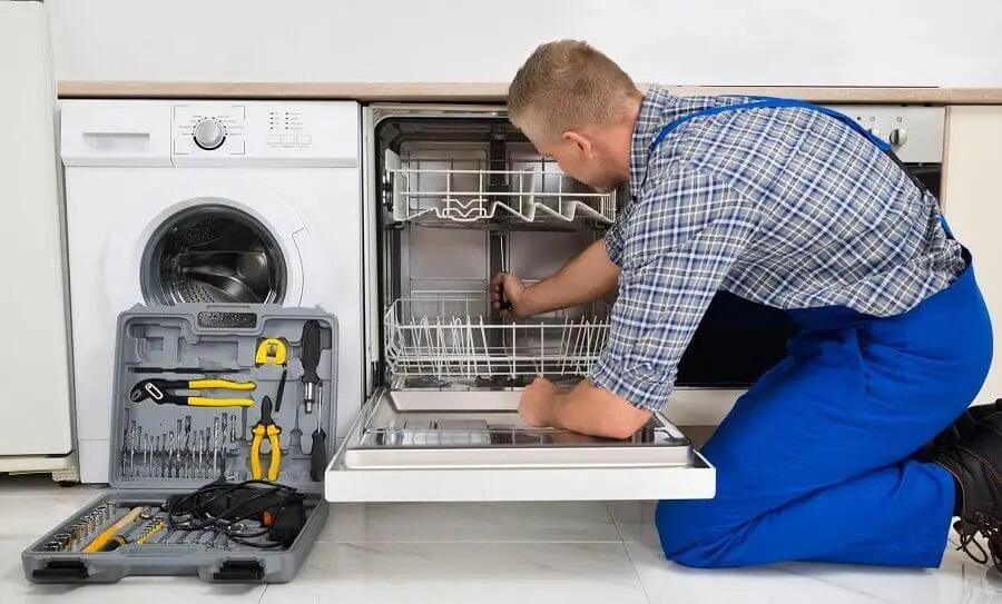 Kızılcahamam Luxell servisi teknisyen ekibi beyaz eşya tamiri yaparken